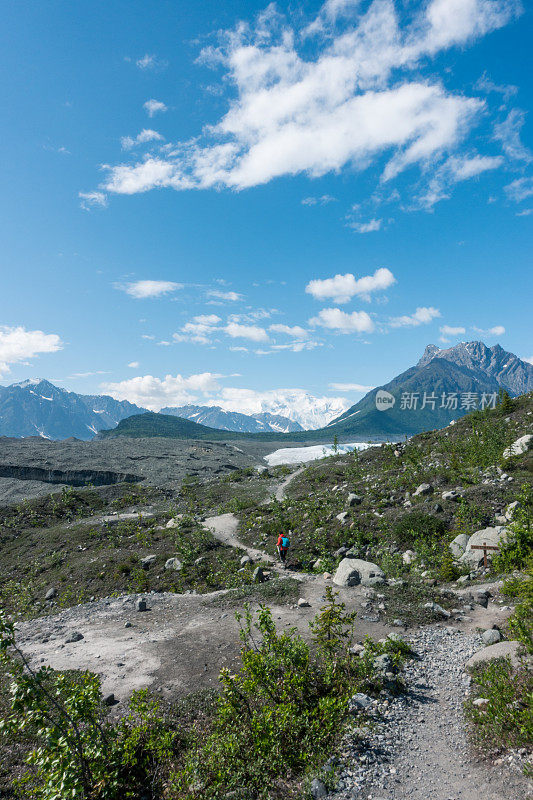 一名徒步攀登冰川的男子，Wrangell St. Elias NP, Alaska